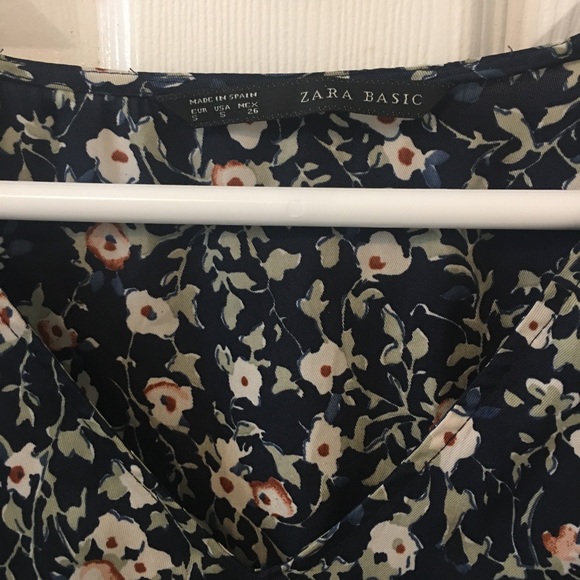 Zara basic floral v neck - Picture 2 of 2